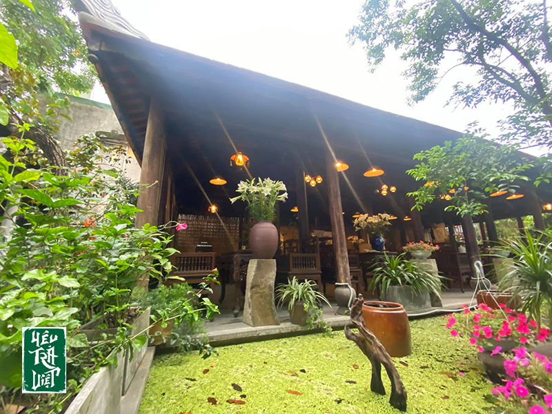 Không gian cổ kính hòa hợp với thiên nhiên
