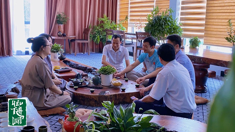 Cùng gia đình bạn bè thưởng thức những tách trà Tân Cương thơm ngon vào dịp cuối tuần