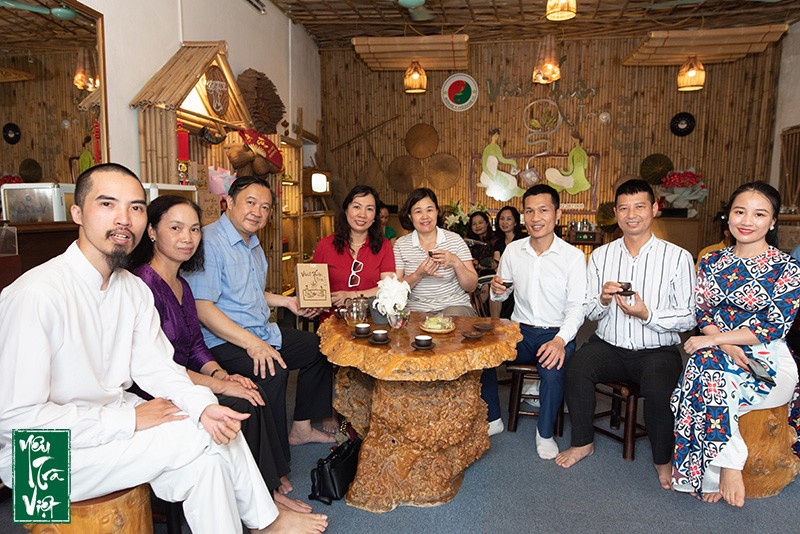 Khách thập phương đến trải nghiệm uống trà tại Vĩnh Xuân Trà