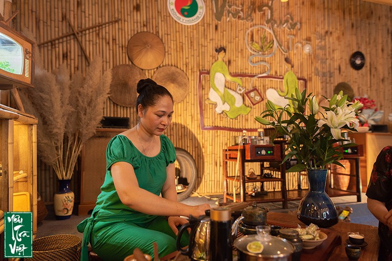 Bà chủ quán tự tay làm và pha những ấm trà ngon mời khách
