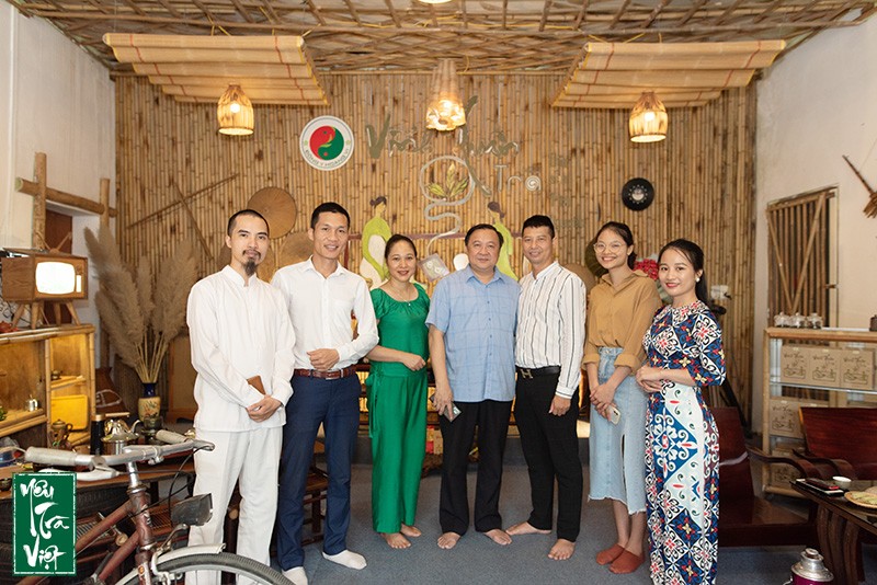Đội ngũ Yêu trà Việt có cơ hội ghé thăm trà quán