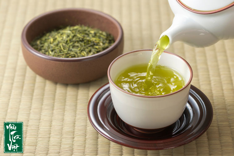 Dùng trà tại địa phương sản xuất