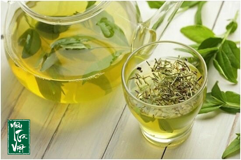 Lục trà sau khi hãm thường có màu xanh hoặc vàng nhạt