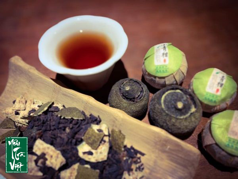 Tinh dầu trong vỏ quýt sẽ ngấm dần vào trong trà