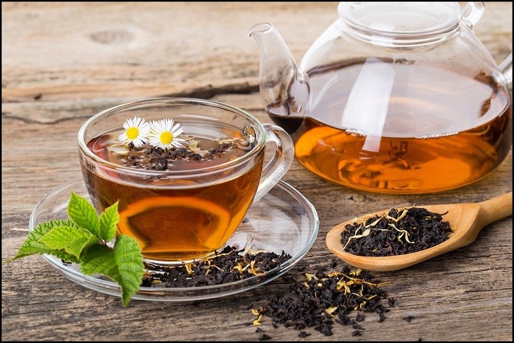 Những búp chè non sau khi thu hoạch sẽ được làm héo để giảm lượng nước