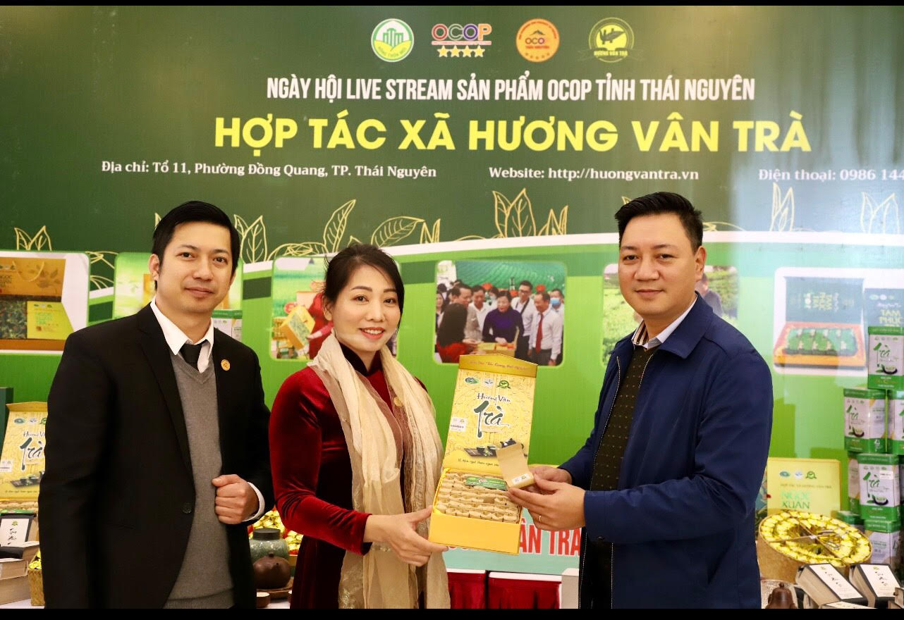 Lãnh đạo Sở Công thương Thái Nguyên thăm gian hàng trưng bày sản phẩm Chè Hương Vân.