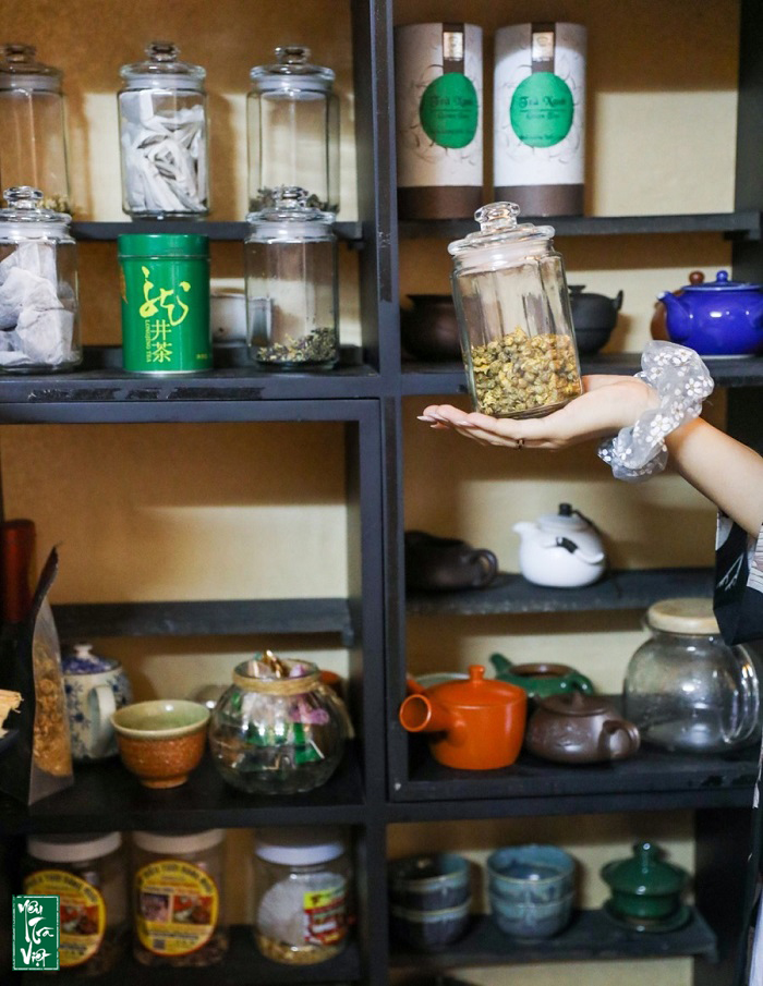 Quán có nhiều loại trà như: olong, hoa cúc, phổ nhĩ, san tuyết, trà thảo dược…
