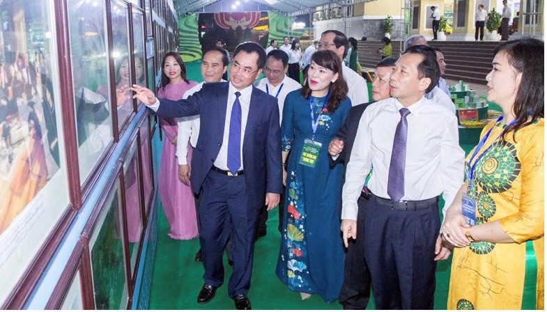 Các đại biểu tham quan triển lãm ảnh, khai mạc chương trình “Qua những miền di sản Việt Bắc” lần thứ XII.