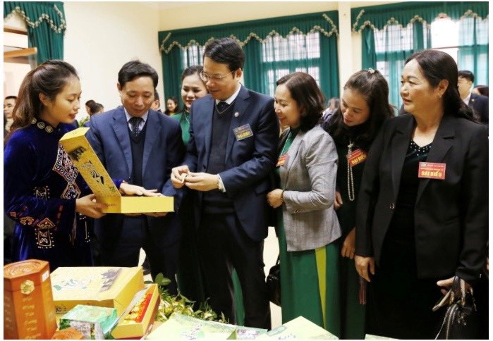 Các Đại biểu tham quan gian hàng trưng bày sản phẩm chè của các doanh nghiệp, hợp tác xã và các hộ sản xuất, kinh doanh chè trên địa bàn tỉnh