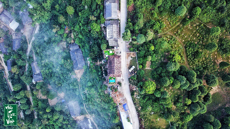 Khung cảnh quán trà từ trên cao nhìn xuống 
