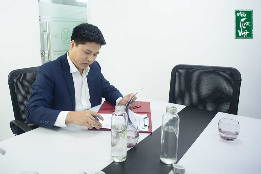 Ông Kiều Phúc Quý đang ký kết hợp đồng hợp tác