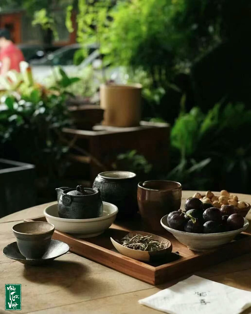 Trà quán phục vụ nhiều dòng trà như Shan tuyết cổ thụ, trà hoa...