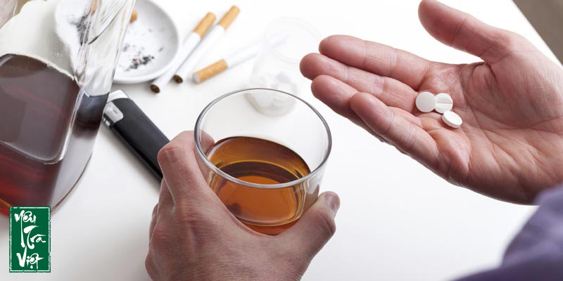 Người bệnh không nên uống trà cùng với thuốc để chữa bệnh