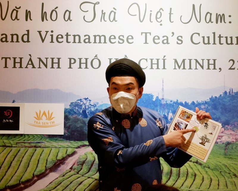 Nhà nghiên cứu văn hóa Hồ Nhựt Quang đang trình bày chủ đề "Văn hóa trà trong phong tục tín ngưỡng Việt Nam". Ảnh: VVN