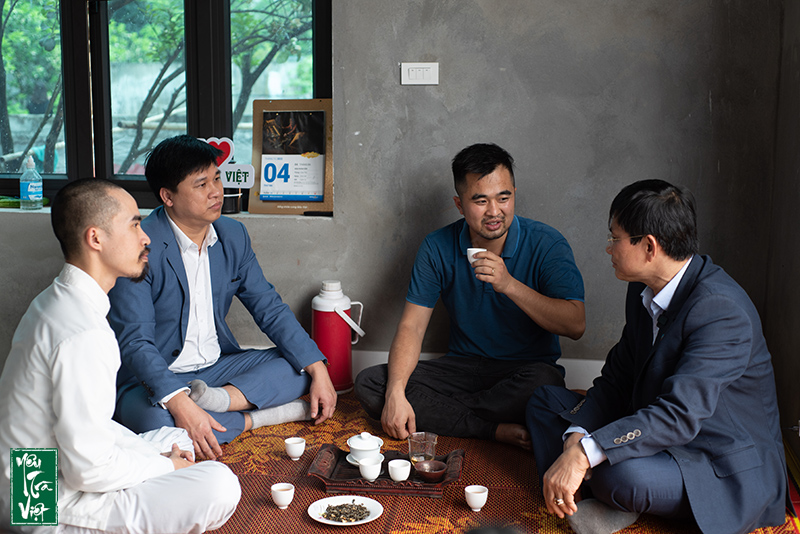Vừa thưởng trà, chúng tôi vừa được chia sẻ những kiến thức hữu ích 
