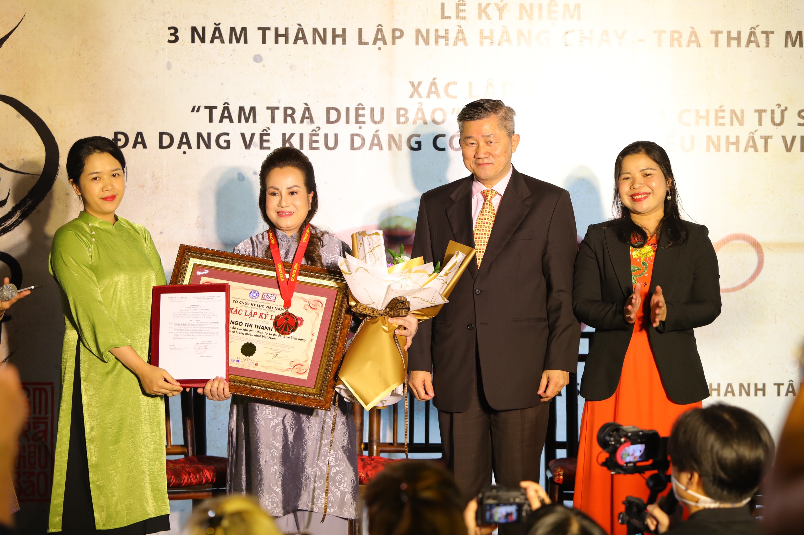 Bà Thanh Tâm nhận xác nhận kỷ lục Việt Nam cho Bộ sưu tập "Tâm Trà Diệu Bảo". 