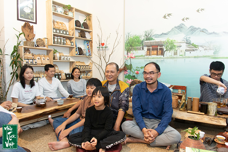 Nhiều bạn trẻ thích thú lắng nghe