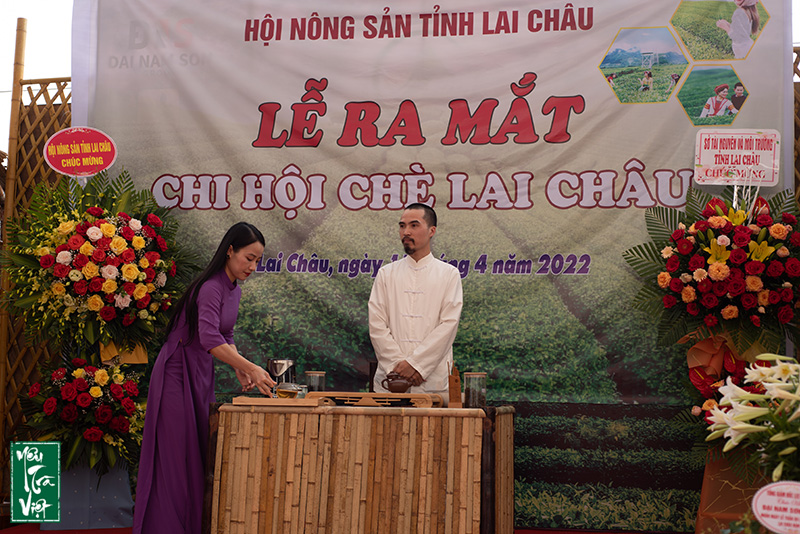 Đội ngũ Yêu trà Việt pha trà trong buổi lễ 