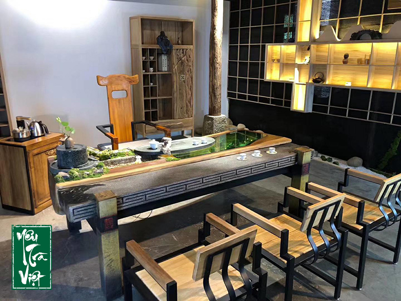 Bàn trà được trang trí ấn tượng