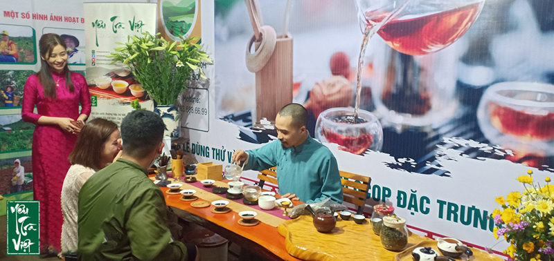 Đội ngũ Yêu trà Việt tham gia pha trà tại sự kiện