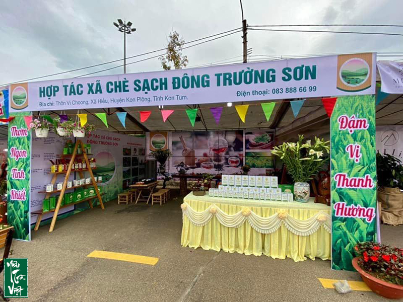 Gian hàng trưng bày sản phẩm của HTX Chè Đông Trường Sơn