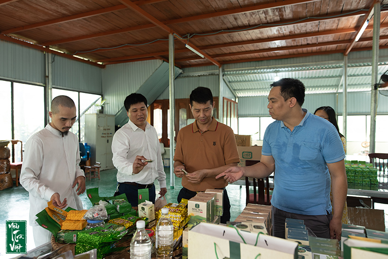 Ông Đỗ Văn Cương, Giám đốc Công ty CP Nông sản Thái Nguyên đang giới thiệu các sản phẩm
