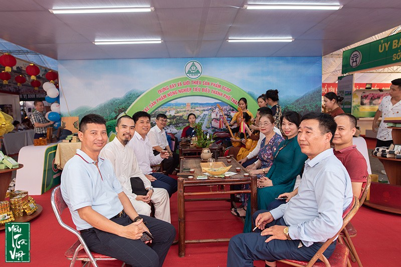 Giao lưu, thưởng trà cùng các đơn vị