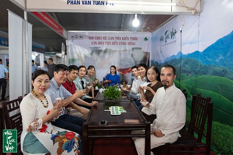 Các đơn vị, daonh nghiệp, HTX chè giao lưu tại gian hàng của Yêu trà Việt và Hiệp hội Chè VN