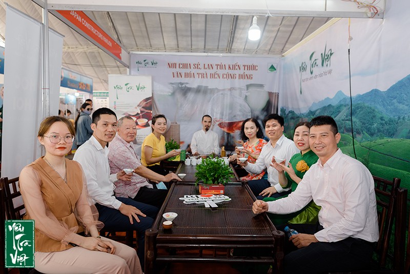 Vinh dự được đón tiếp Chủ tịch Hội làng nghề Thái Nguyên (áo xám)