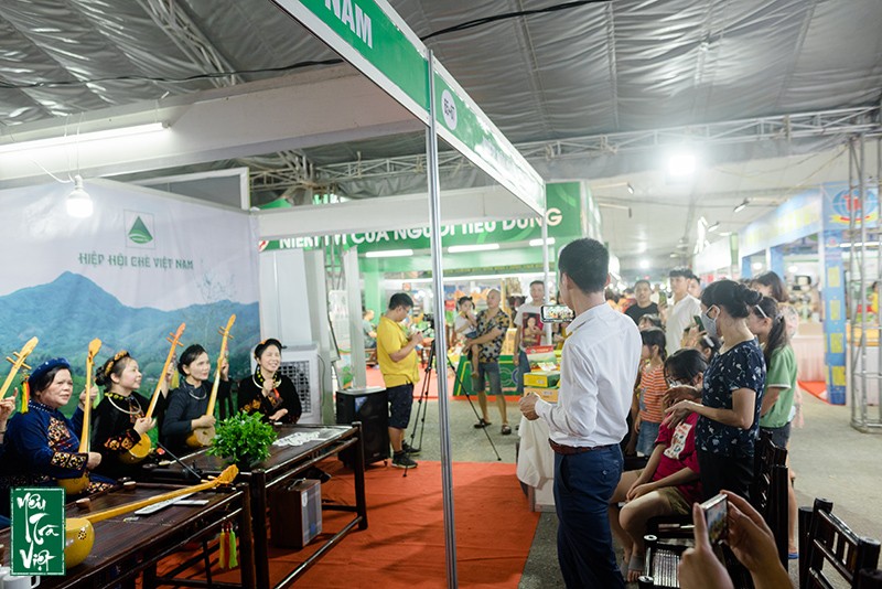 Đông đảo quan khách, người dân tham gia giao lưu thưởng trà