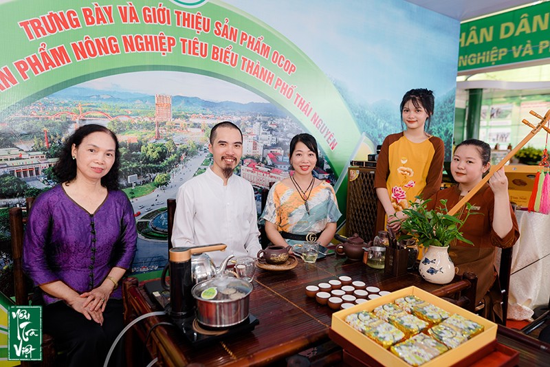 Giao lưu và thưởng thức Hát Then tại gian hàng trung bày sản phẩm TP Thái Nguyên