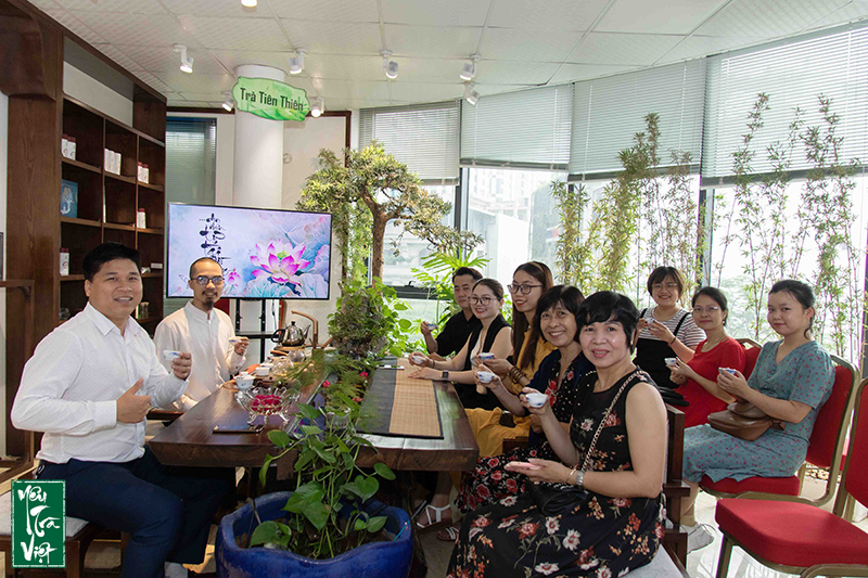Các học viên vui vẻ bắt đầu buổi học