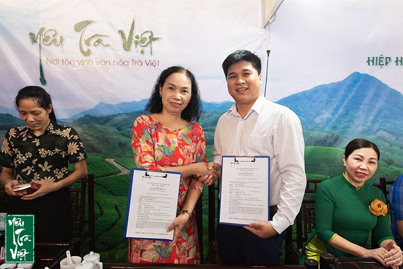 Đại diện Hội Chè Thái Nguyên và Yêu trà Việt ký kết hợp tác