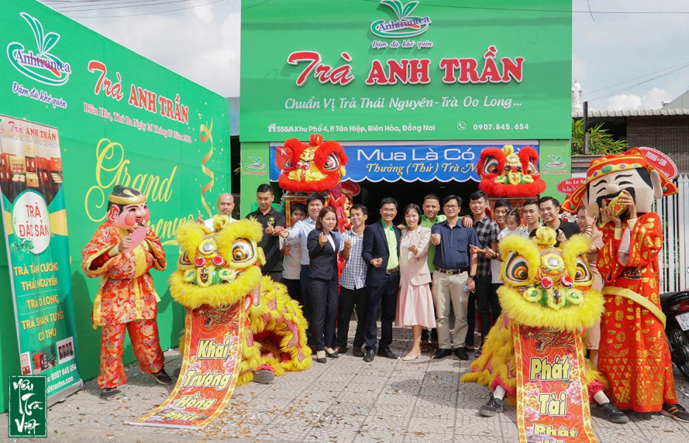 Nhiều người đến góp mặt trong ngày khai trương