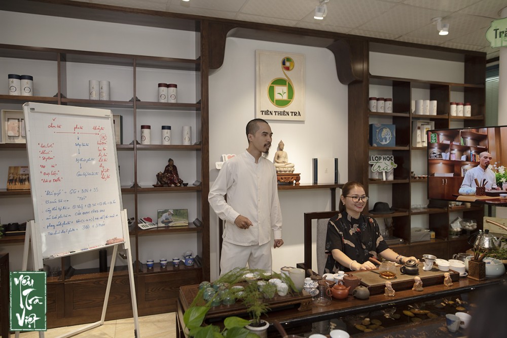 Người truyền cảm hứng trà Thái Quang Đức đã đứng lớp và chia sẻ với các học viên về cách pha trà ngon