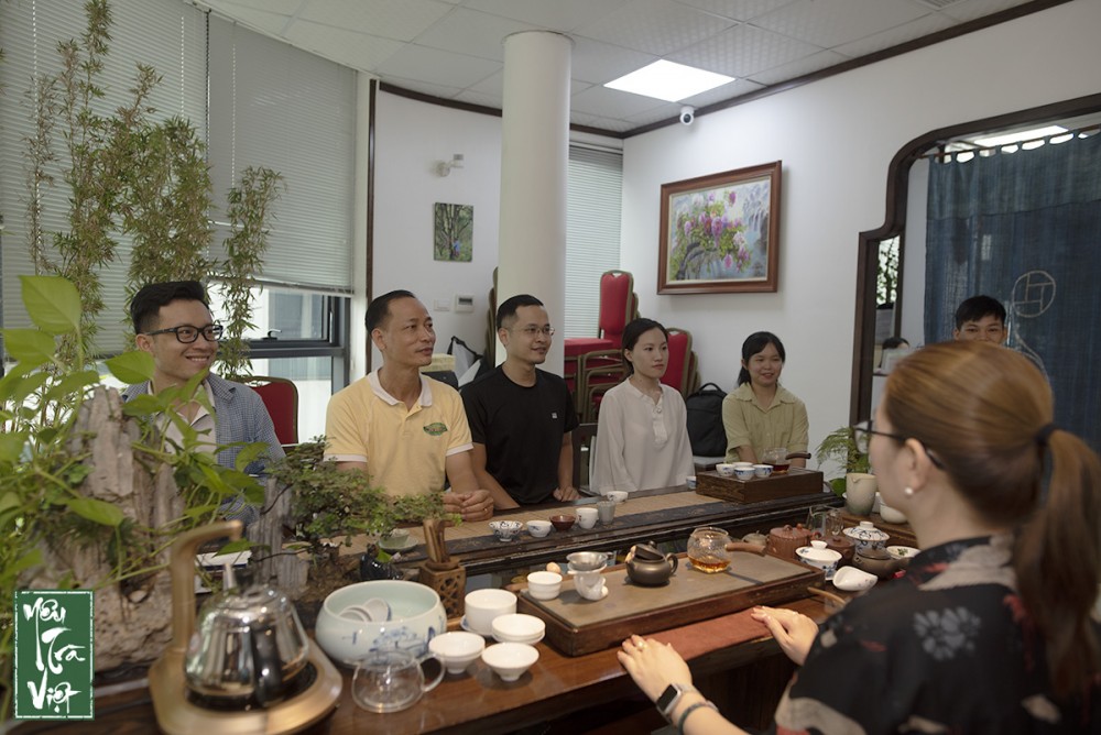 Các học viên đến tham gia lớp học pha trà ngon