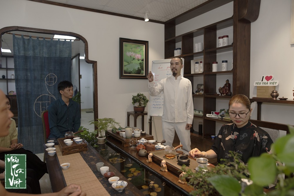 Học viên được giới thiệu các dụng dùng để pha trà