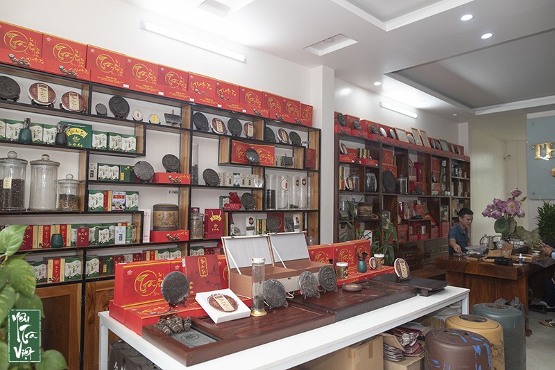 Những phẩm trà Phổ nhĩ được trưng bày đa dạng tại trà quán
