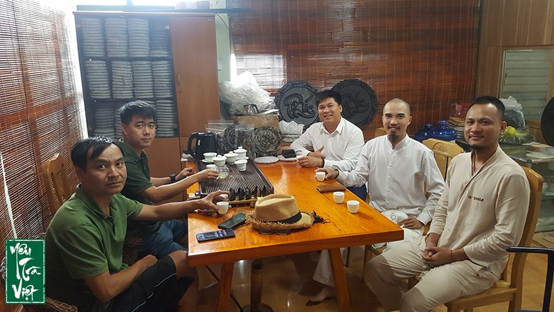 Chúng tôi cùng giao lưu với anh Trần Danh Tuyên, cũng là một hộ chuyên sản xuất, chế biến kinh doanh chè Shan tuyết