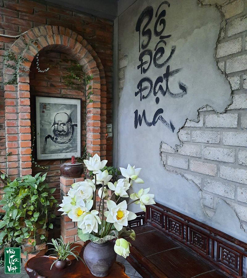 Trà quán với không gian được trang trí bằng những bức tượng, tranh của phật Bồ Đề Đạt Ma