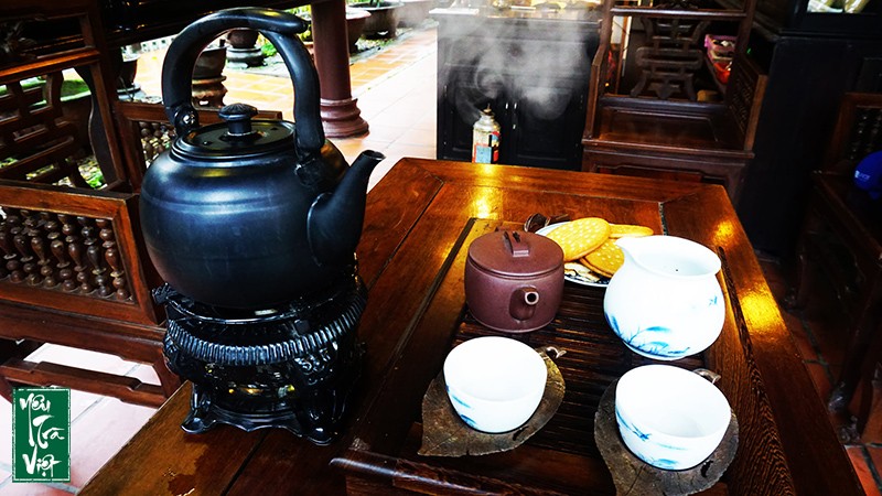 Trà quán cũng trưng bày nhiều loại trà cụ độc đáo