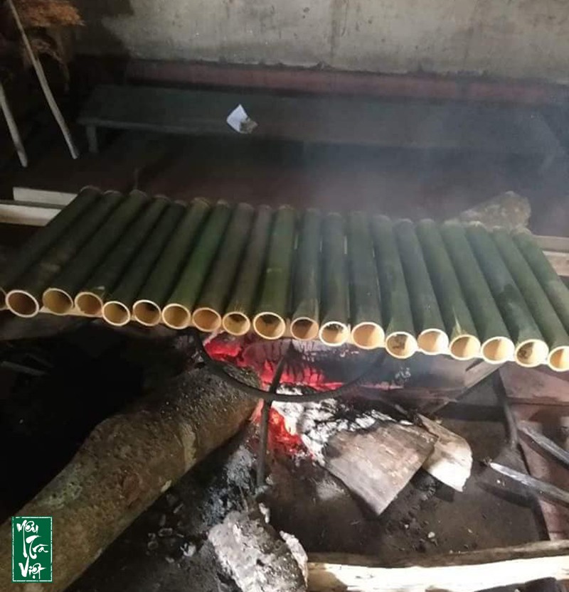 Nướng ống lam để tạo nên hương vị đặc biệt cho trà 