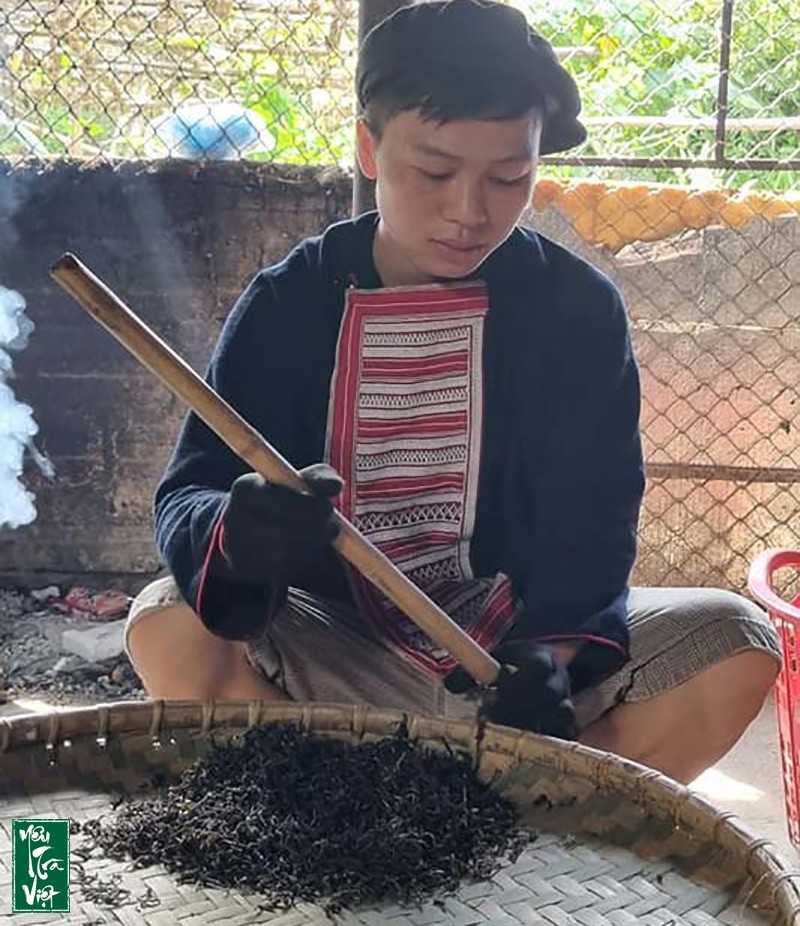 Coognj đoạn cho trà vào ống lam đòi hỏi sự mỉ mỉ và khéo léo của người thợ trà 