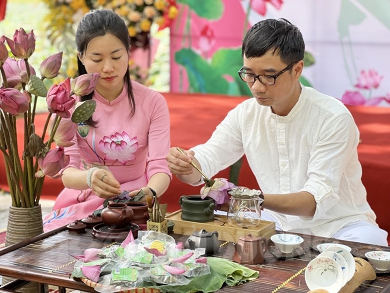 Các nghệ nhân biểu diễn pha trà sen Kiếp Bạc