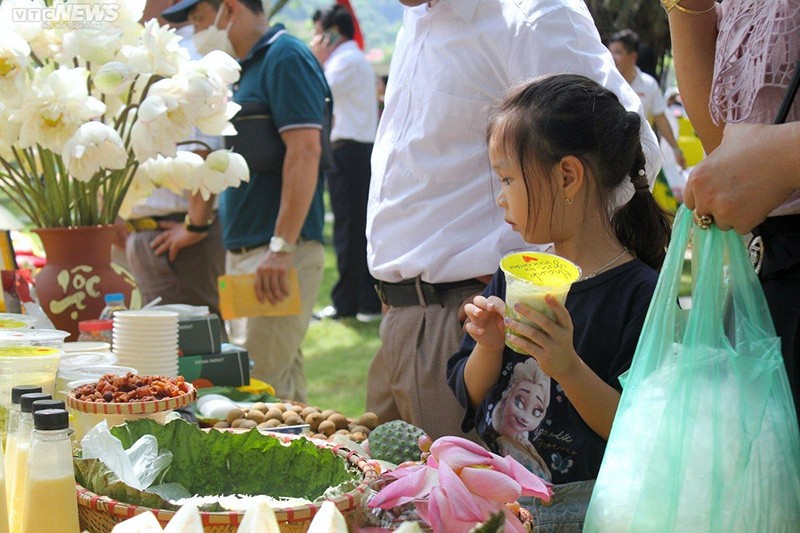 Đông đảo du khách trải nghiệm ở các gian hàng của sự kiện