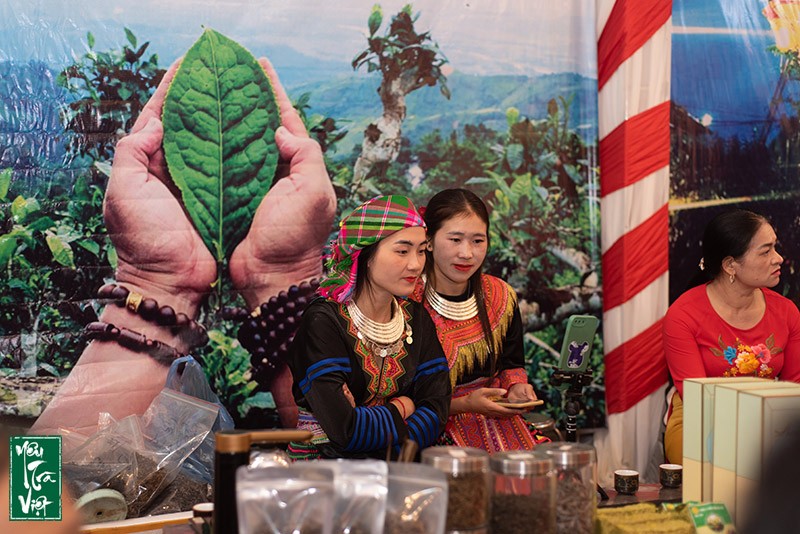 Đêm tiệc trà Shan tuyết cổ thụ Suối Giàng đầm ấm với người dân bản địa cùng những vị khách du lịch yêu thích trà.