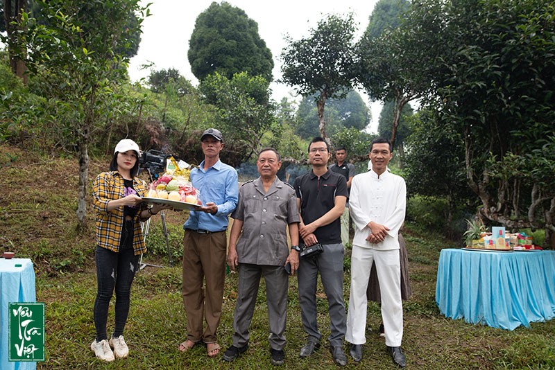 Đội ngũ Yêu trà Việt dâng lễ cúng cây Chè Tổ Suối Giàng