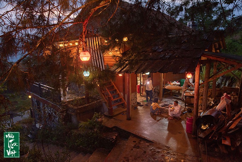 Đội ngũ Yêu trà Việt trở về homestay cùng nhau trò chuyện bên bàn trà về vùng đất Suối Giàng thủa sơ khai