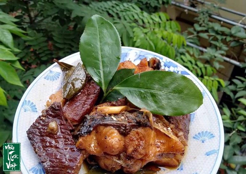 Cá kho cùng trà