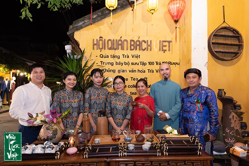 Đội ngũ trà nương chuẩn bị trà mời khách thưởng trà 